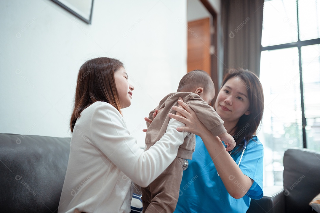 Pediatra médica asiática segurando estetoscópio check-up criança recém-nascida