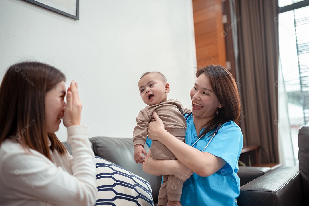Pediatra médica asiática segurando estetoscópio check-up criança recém-nascida