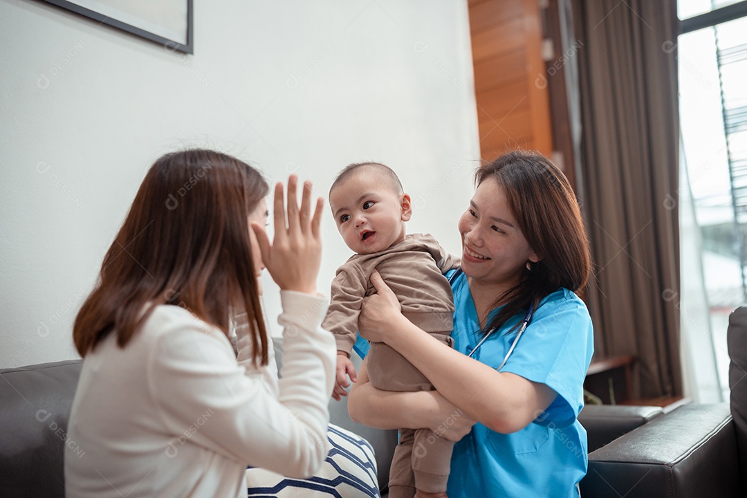 Pediatra médica asiática segurando estetoscópio check-up criança recém-nascida