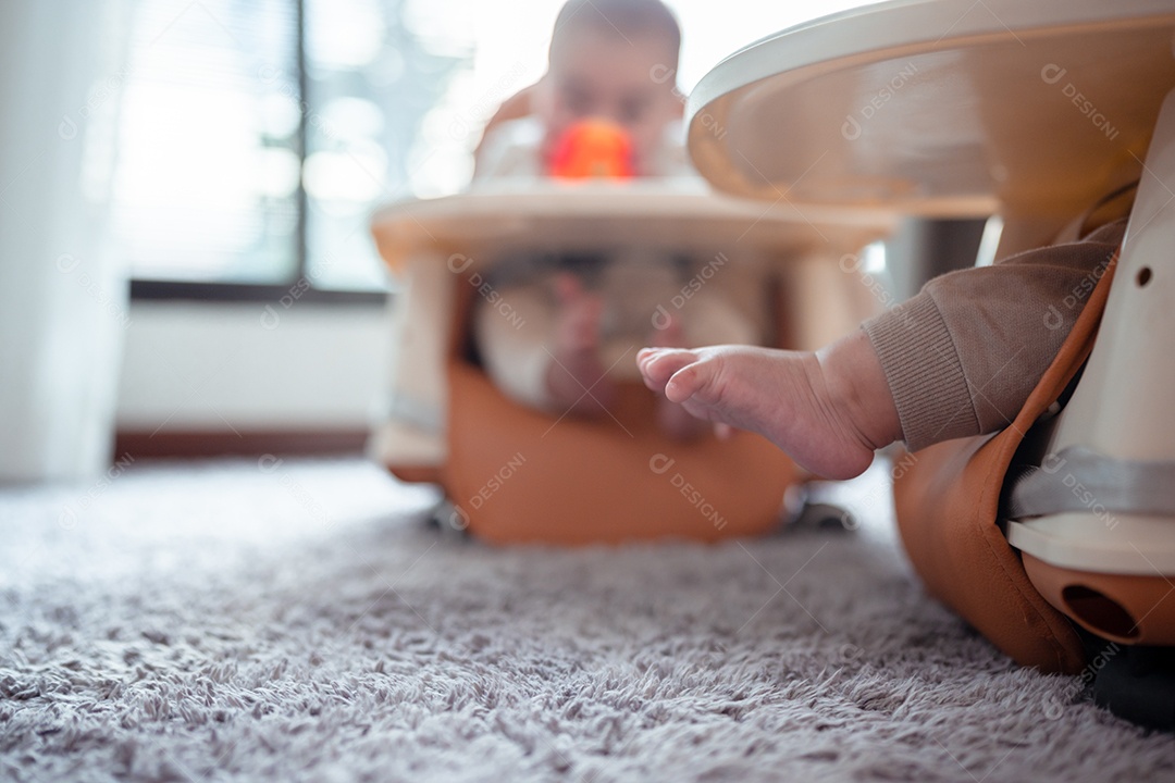 Recém-nascido no carrinho de bebê em casa.