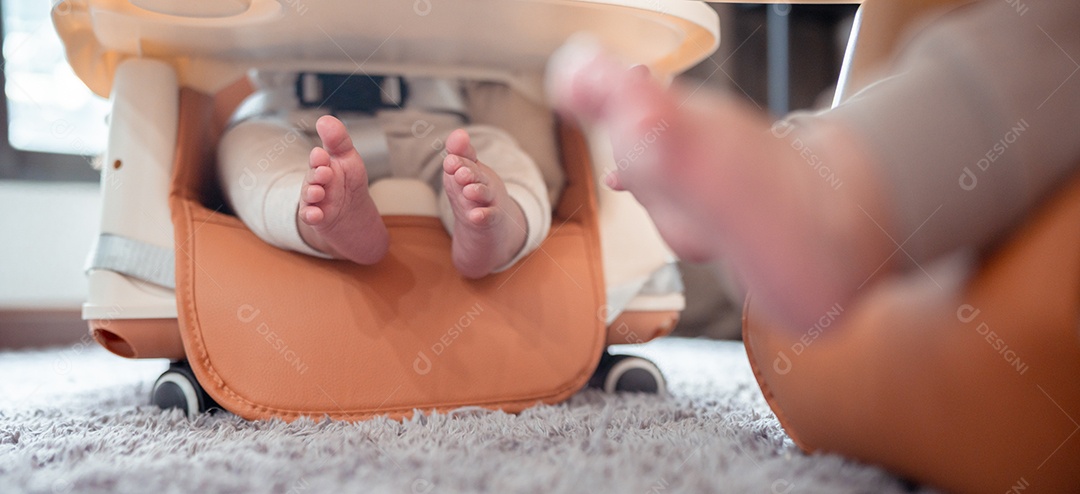 Recém-nascido no carrinho de bebê em casa.