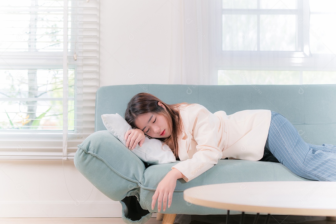 A empresária asiática se sente cansada depois de trabalhar duro