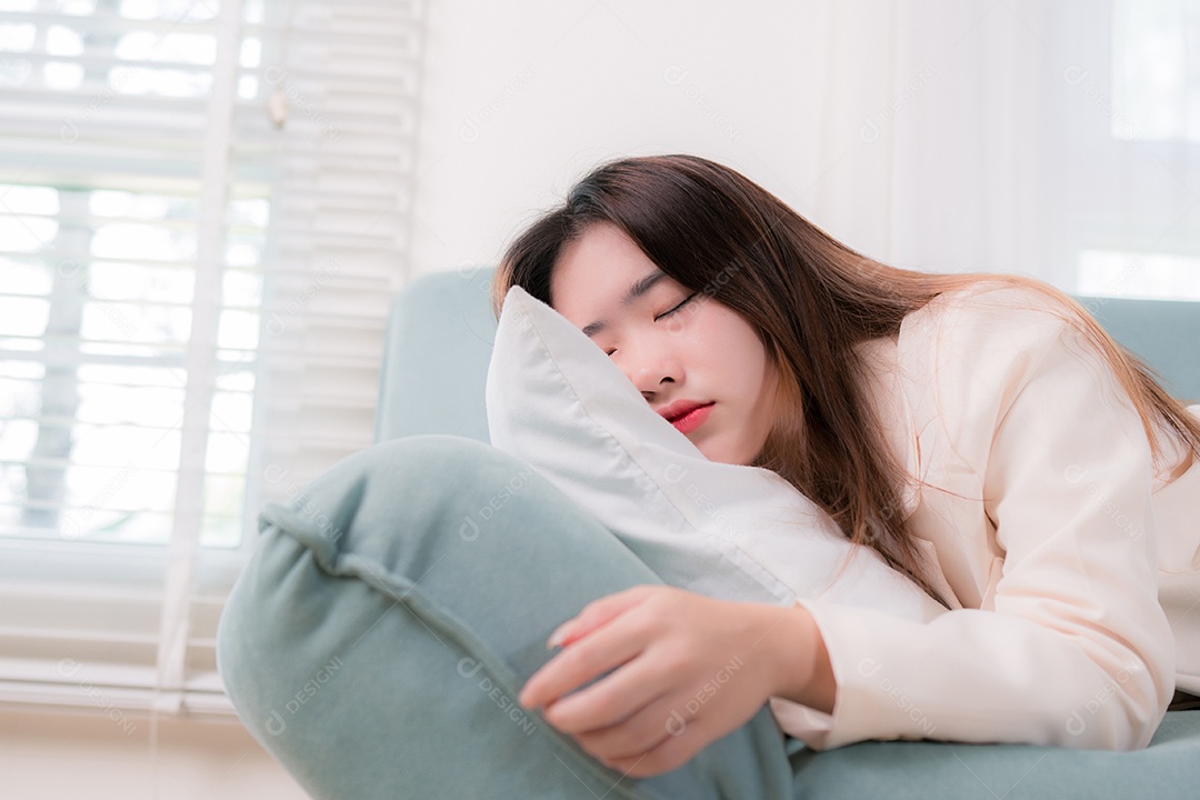 A empresária asiática se sente cansada depois de trabalhar duro