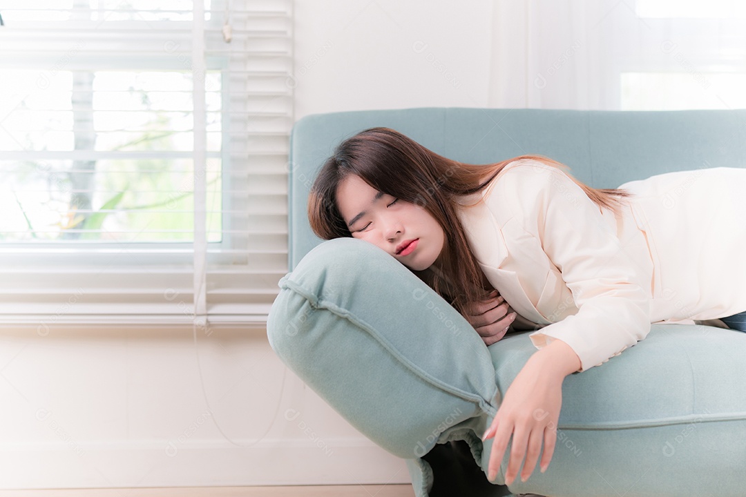 A empresária asiática se sente cansada depois de trabalhar duro