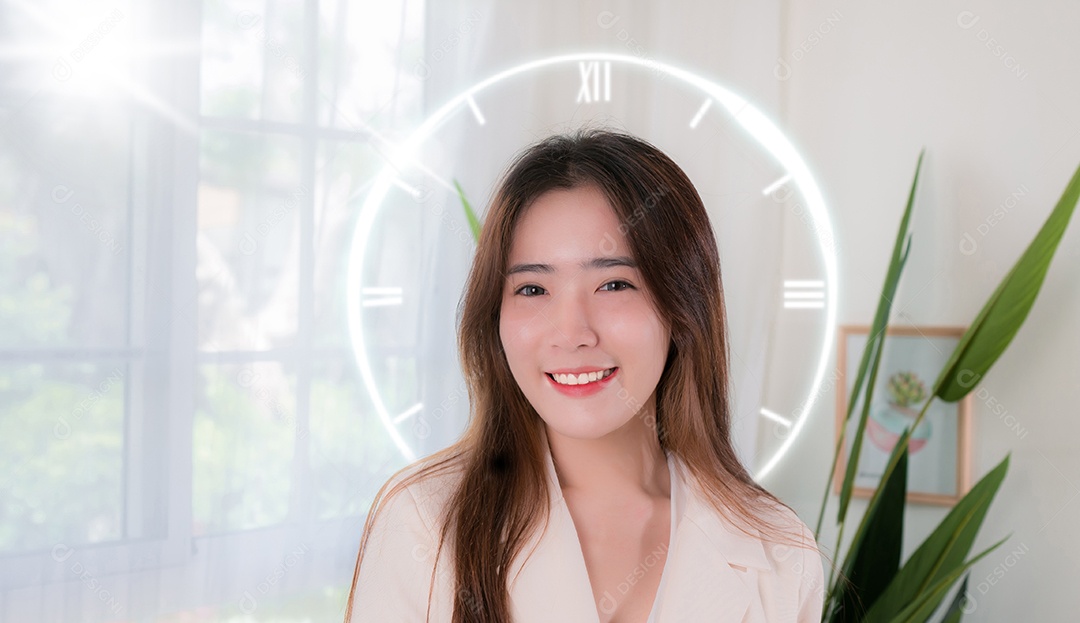 Empresária olhando para a câmera com relógio futurista na sala de escritório