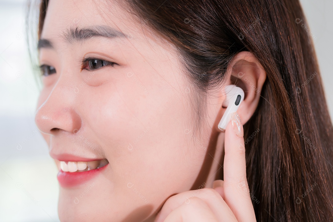 Mulher asiática usa smartphone e usa fones de ouvido