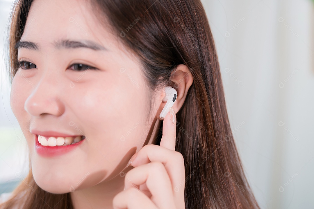 Mulher asiática usa smartphone e usa fones de ouvido