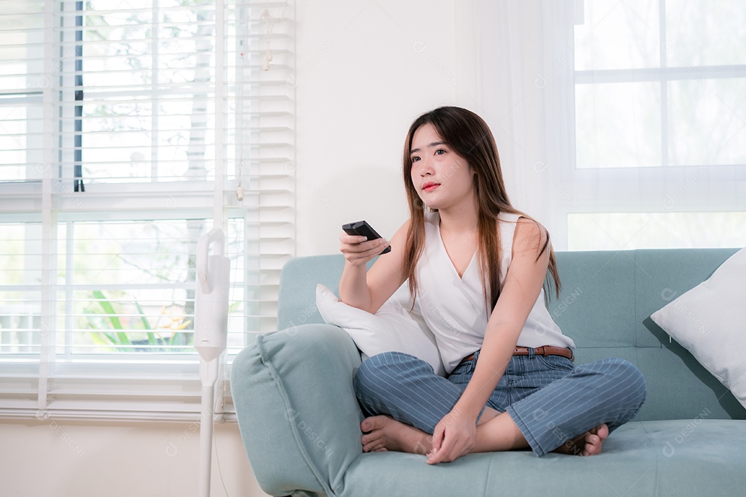 Mulher asiática usa telefone celular para se divertir