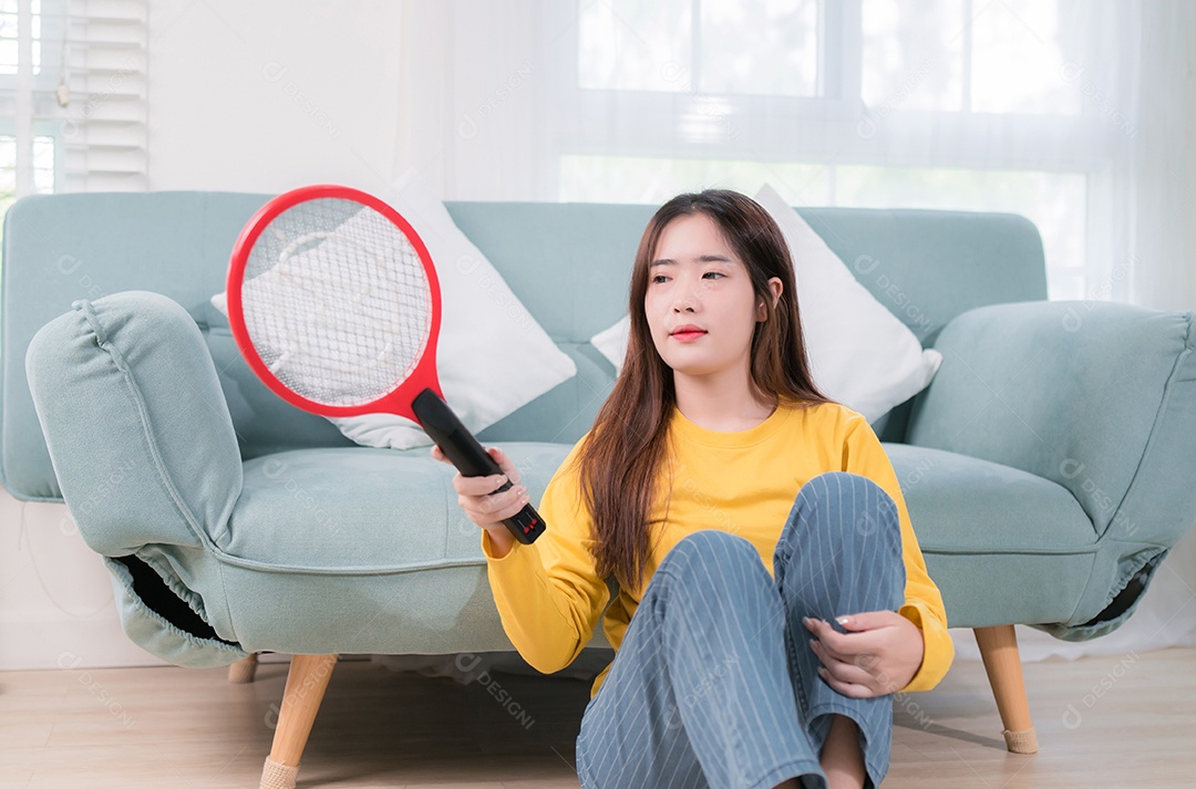Jovem mulher asiática usando mata-mosquitos