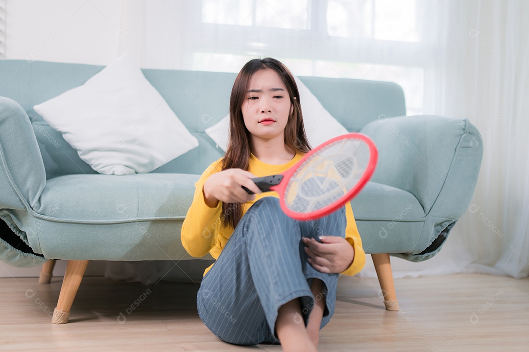 Jovem mulher asiática usando mata-mosquitos