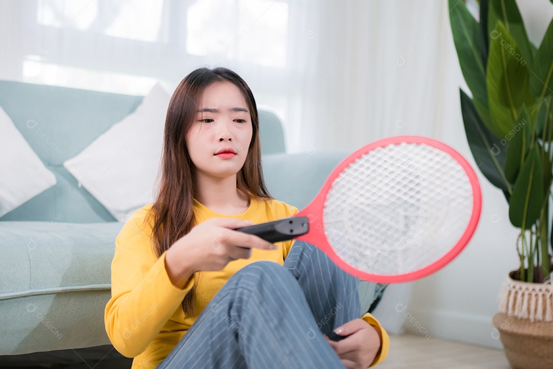 Jovem mulher asiática usando mata-mosquitos