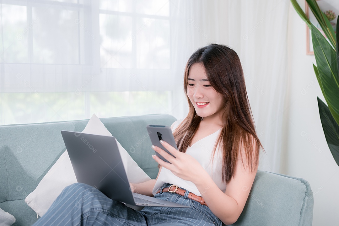 Mulher asiática usa computador portátil para se divertir