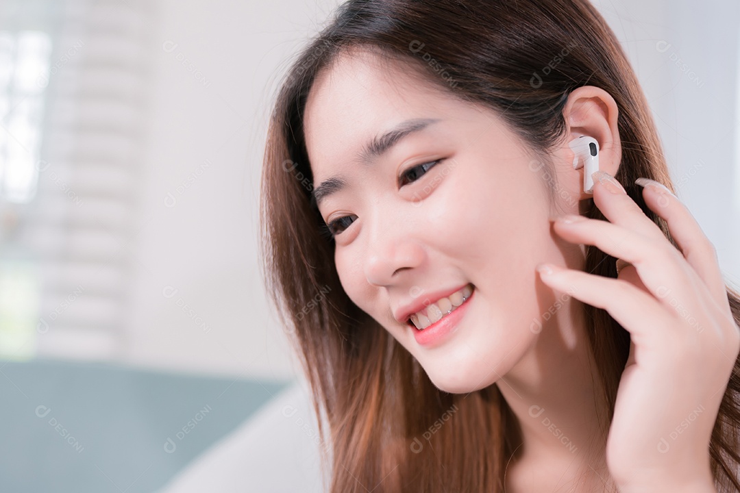 Mulher asiática usa smartphone e usa fones de ouvido