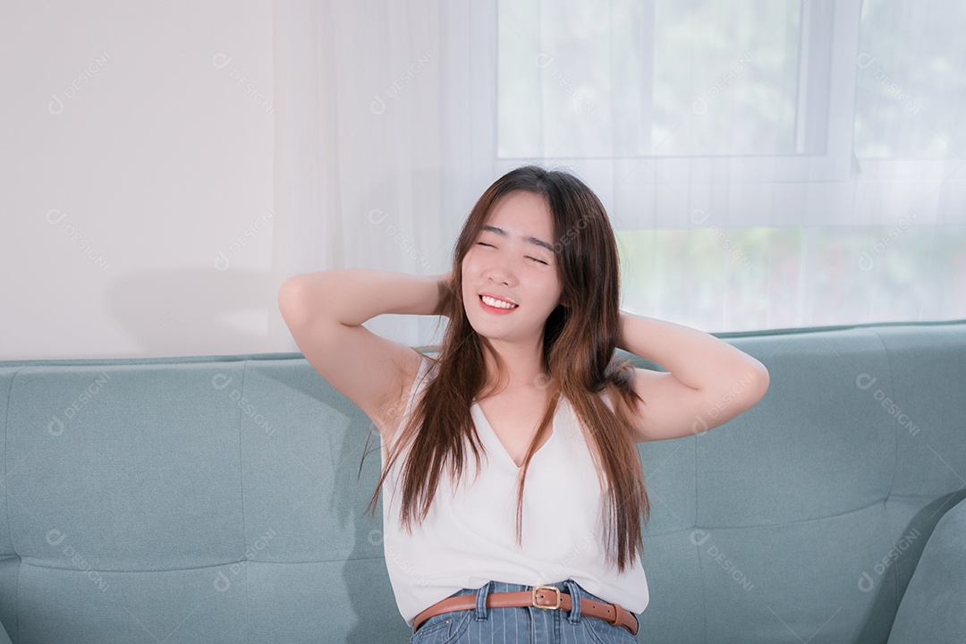Mulher asiática relaxando e confortável descansando no fim de semana