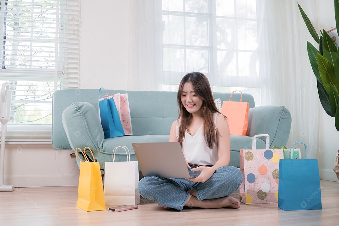Conceito de compras on-line, mulher asiática usa computador portátil