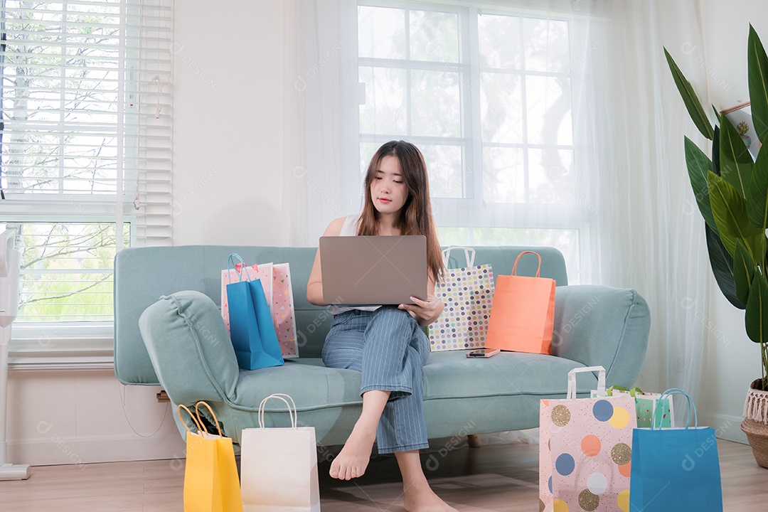 Conceito de compras on-line, mulher asiática usa computador portátil