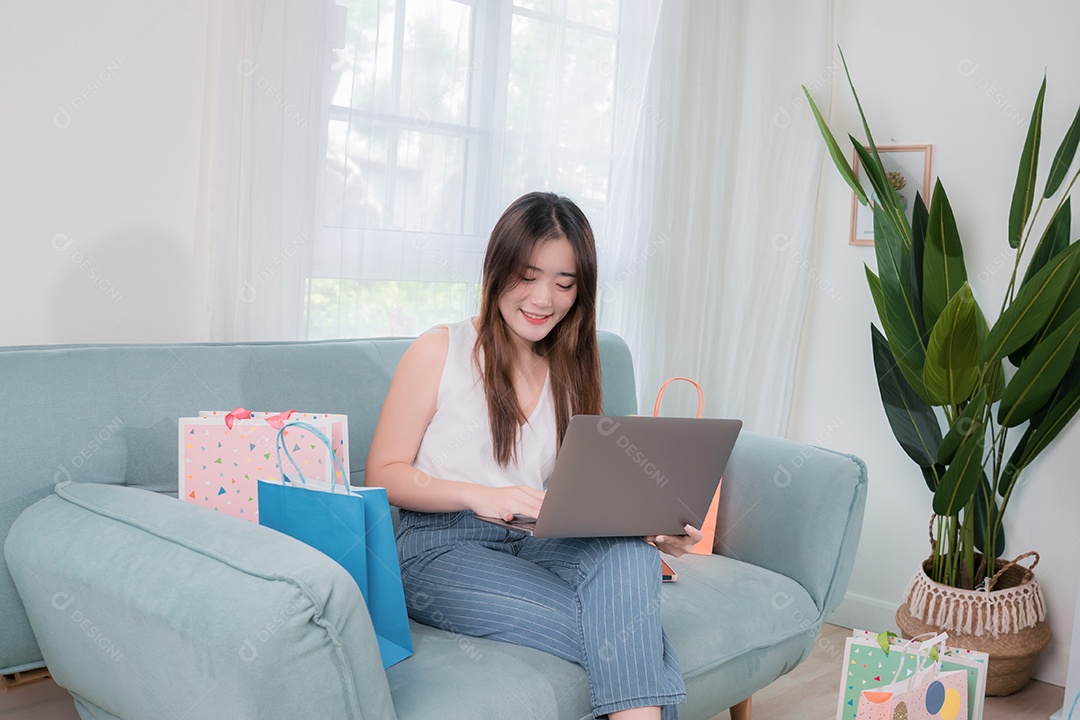 Conceito de compras on-line, mulher asiática usa computador portátil