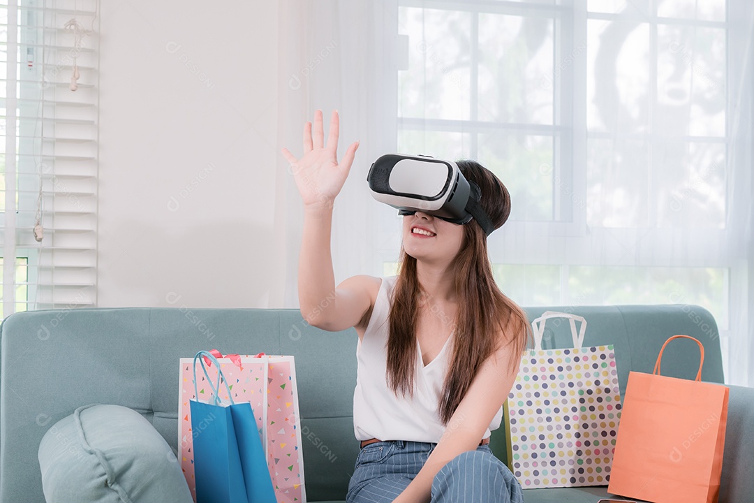 Mulher asiática tocando ícone futurista com sacolas de compras