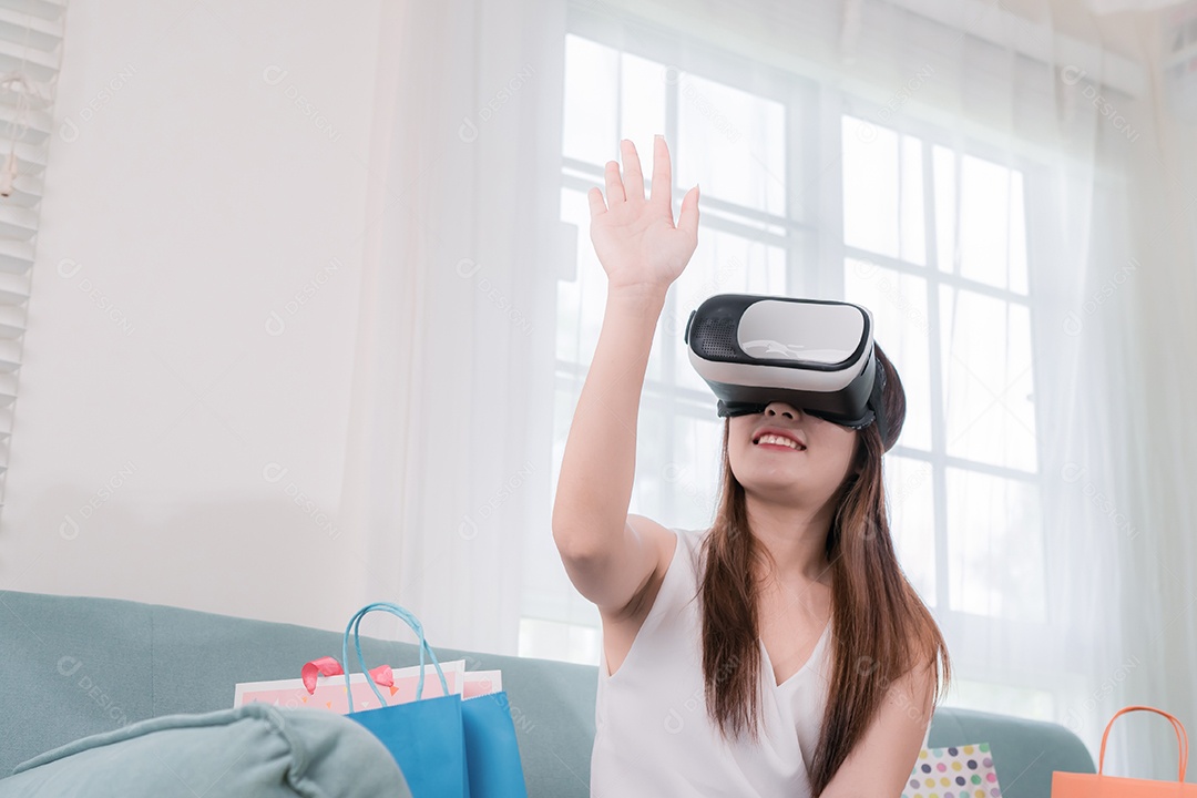 Mulher asiática tocando ícone futurista com sacolas de compras