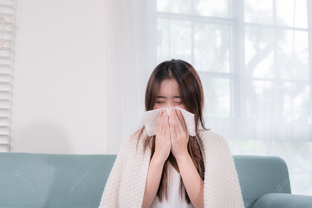 Mulher asiática doente na sala de estar em casa