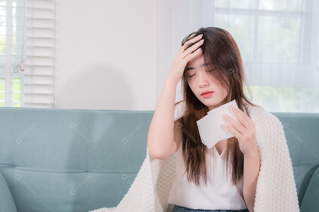 Mulher asiática doente na sala de estar em casa