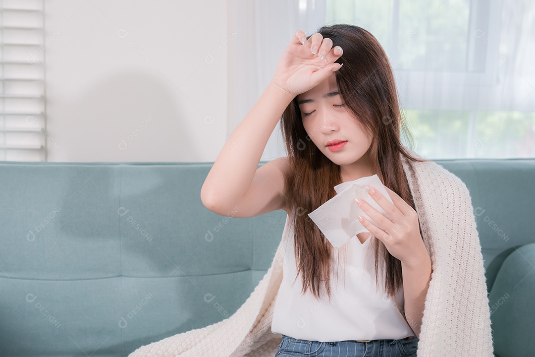 Mulher asiática doente na sala de estar em casa
