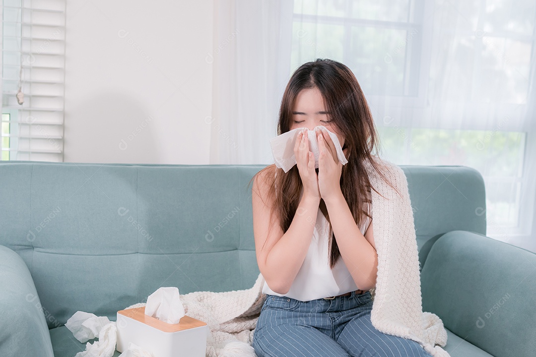 Mulher asiática doente na sala de estar em casa