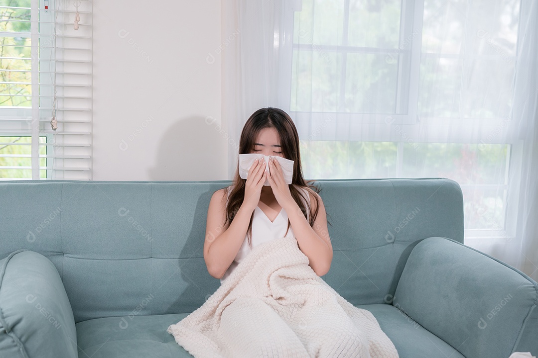 Mulher asiática doente na sala de estar em casa