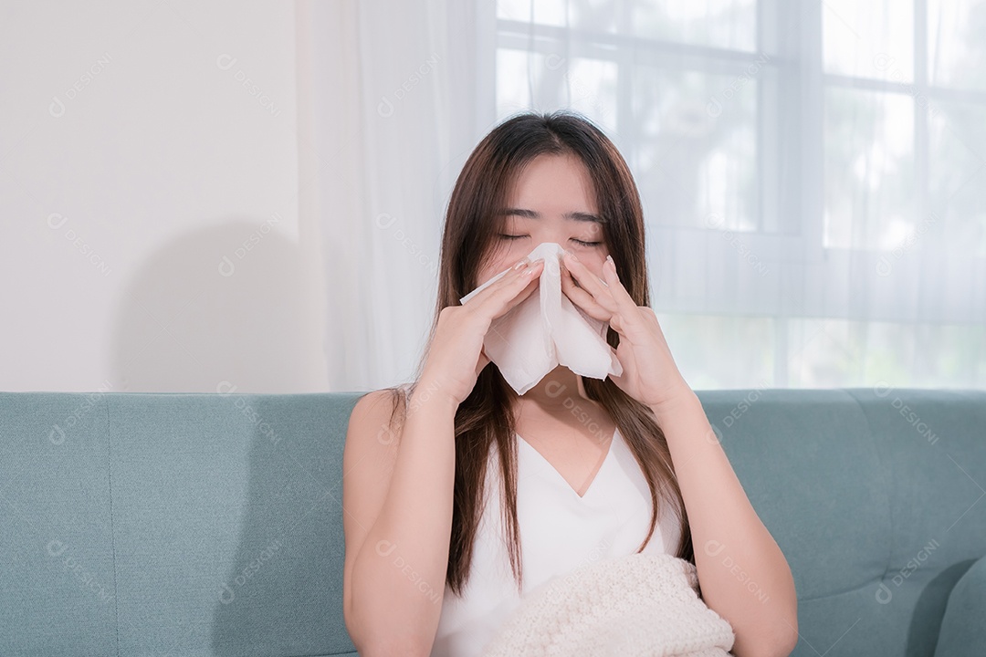 Mulher asiática doente na sala de estar em casa