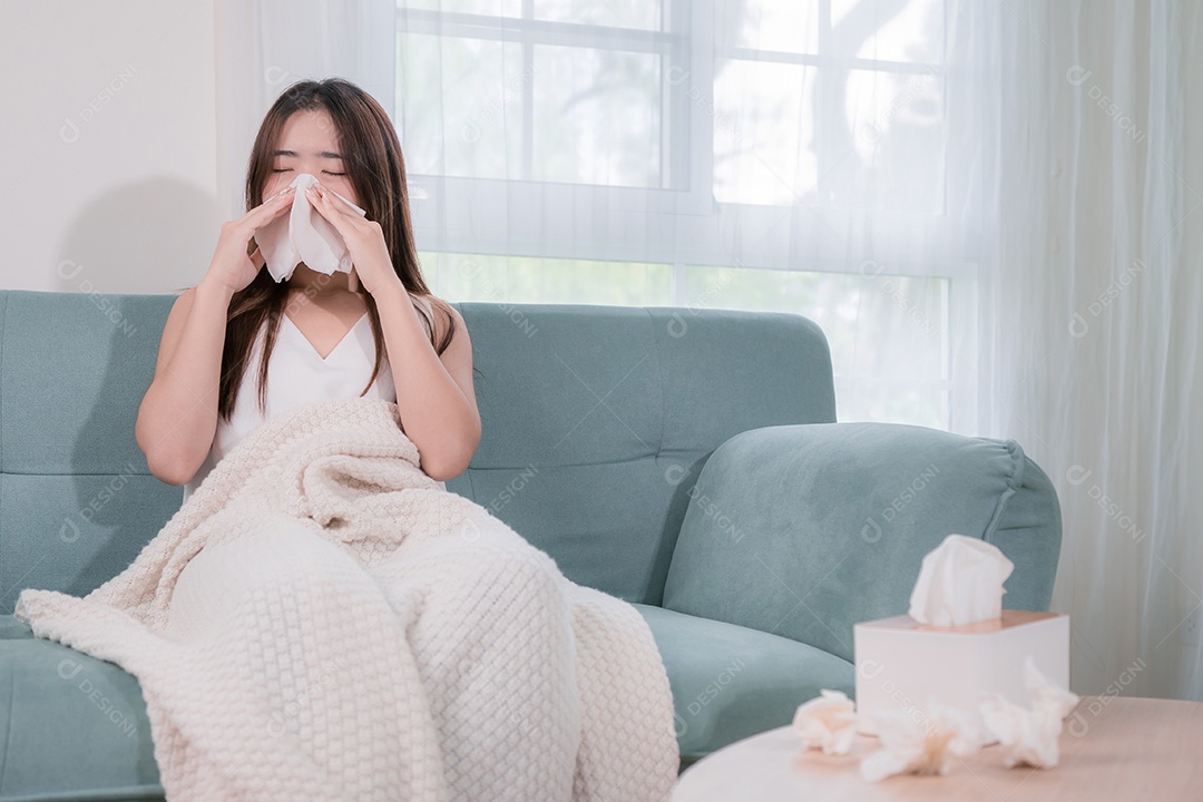 Mulher asiática doente na sala de estar em casa