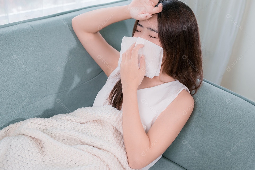 Mulher asiática doente na sala de estar em casa