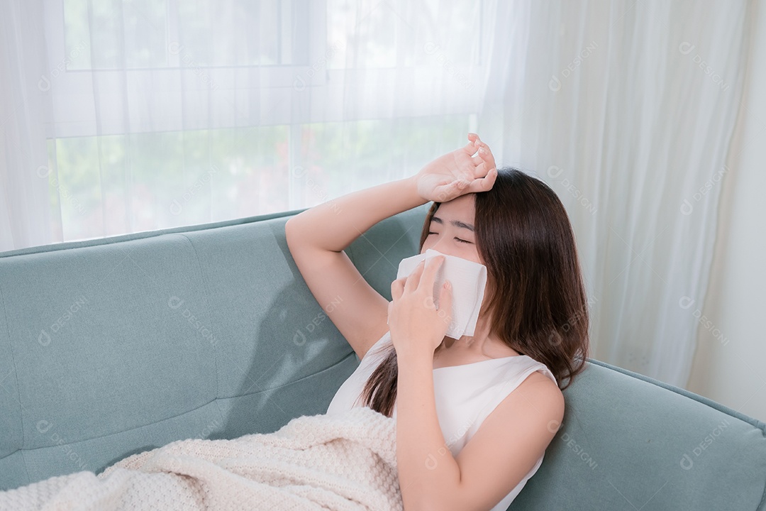 Mulher asiática doente na sala de estar em casa