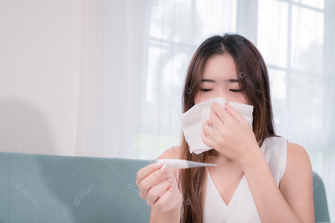 Mulher asiática paciente com tecido seu sintoma doente na sala de estar em casa