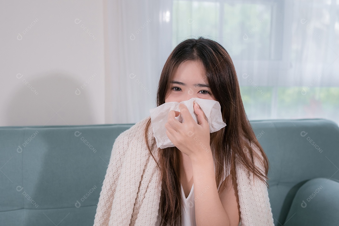 Mulher asiática doente na sala de estar em casa