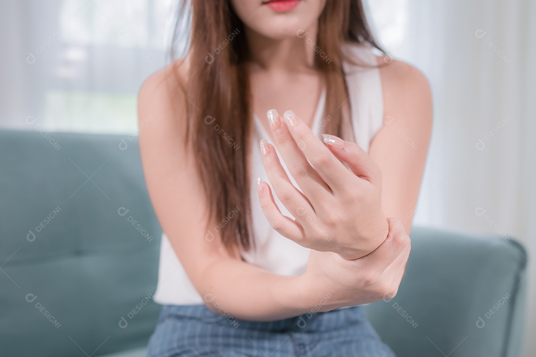 As mulheres asiáticas têm dor no pulso devido ao uso intenso.