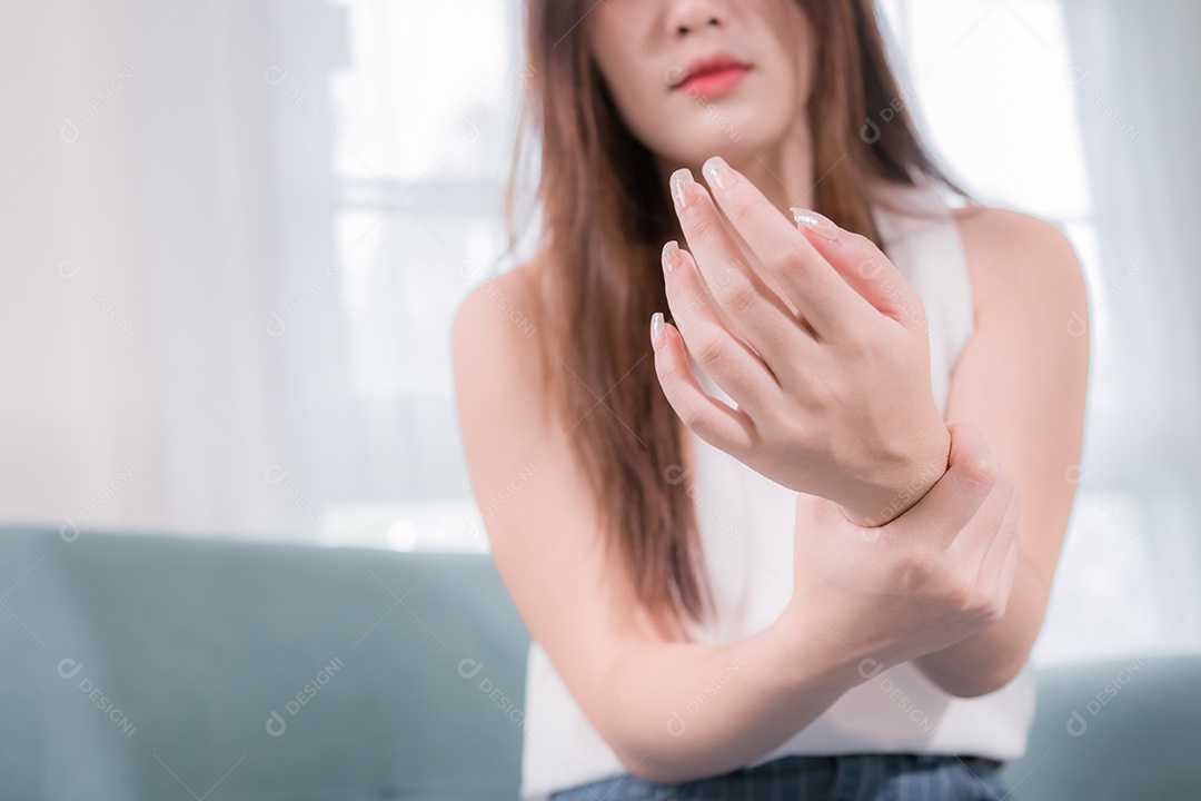 As mulheres asiáticas têm dor no pulso devido ao uso intenso.