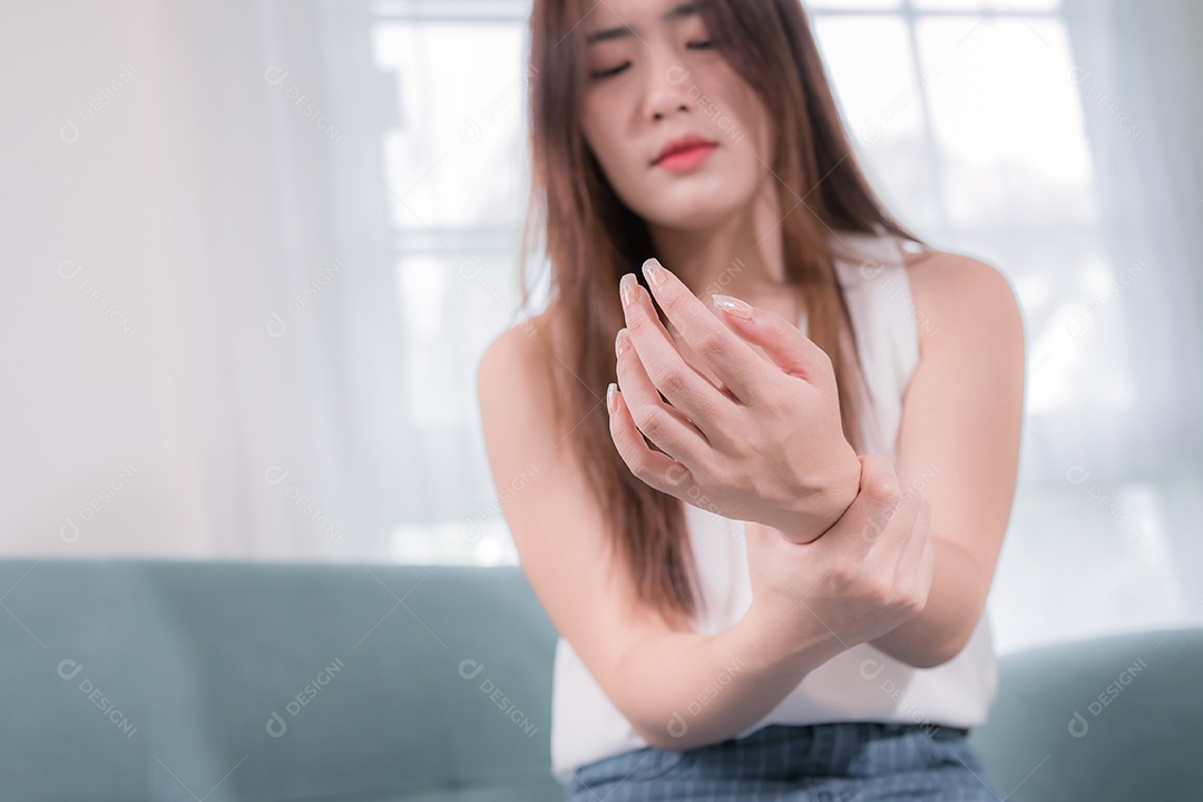 As mulheres asiáticas têm dor no pulso devido ao uso intenso.