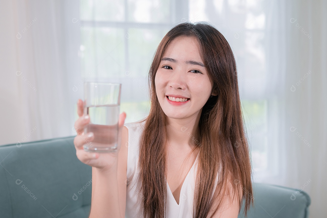 A sensibilidade dos dentes da mulher asiática melhora depois de beber água fria