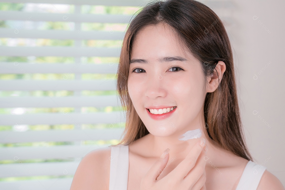 Rosto de mulher de beleza asiática aplicando hidratante, loção