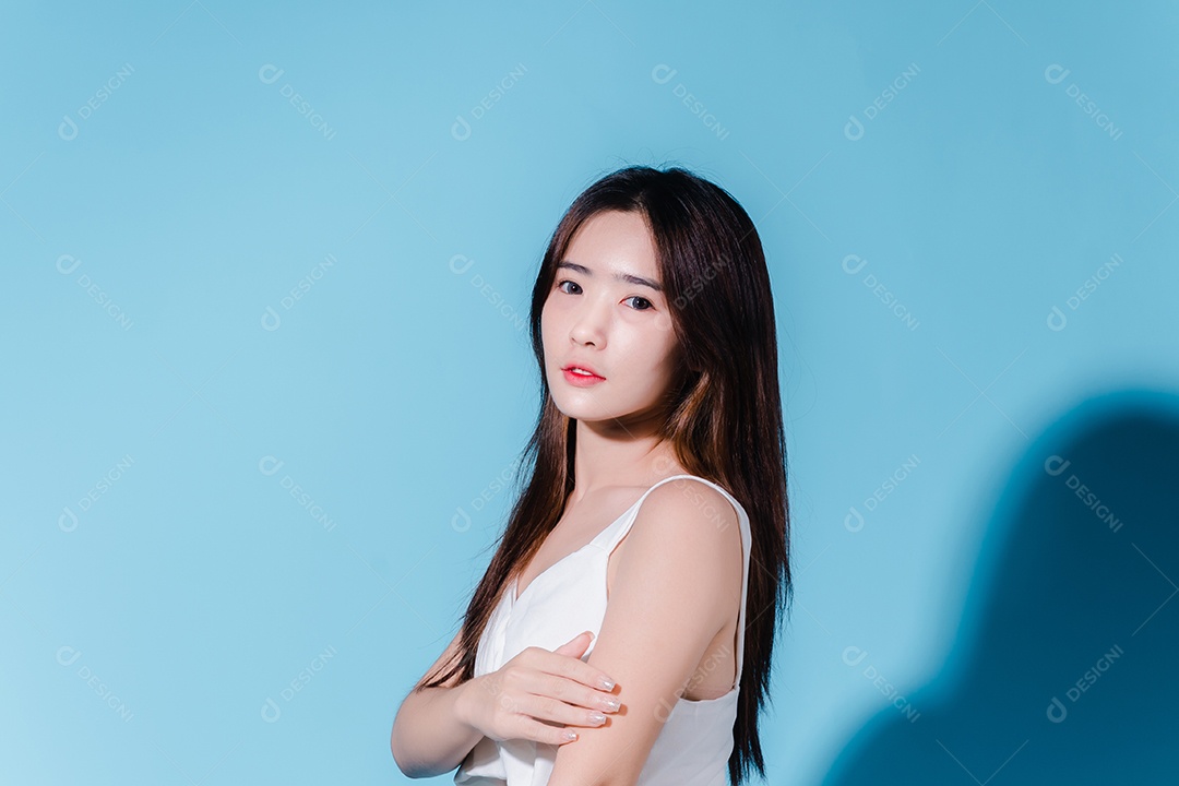 Mulher de beleza asiática encantadora segura protetor solar