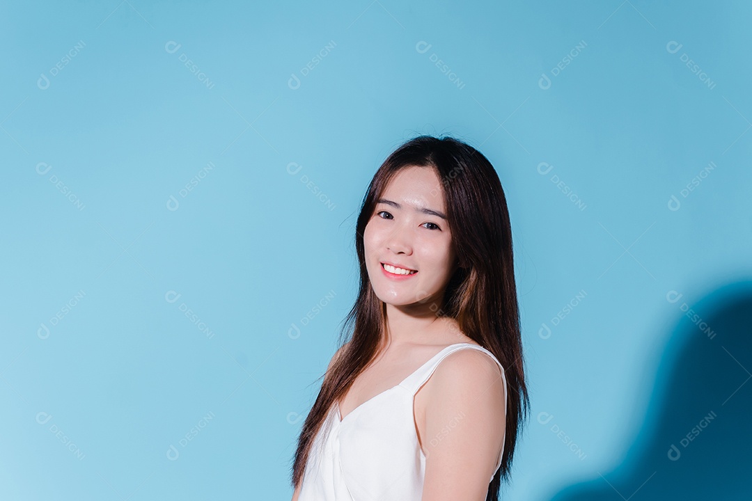 Mulher de beleza asiática encantadora segura protetor solar