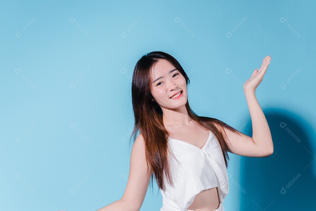 Mulher de beleza asiática encantadora segura protetor solar