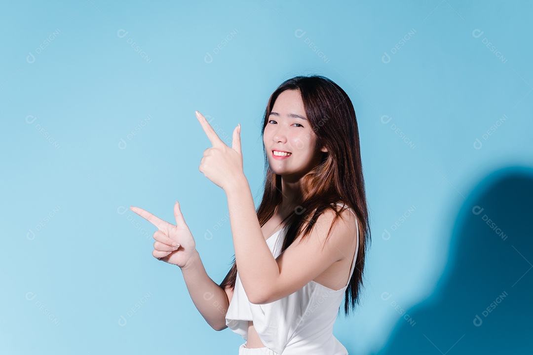 Mulher de beleza asiática encantadora segura protetor solar