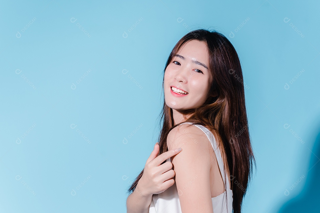 Mulher de beleza asiática encantadora segura protetor solar