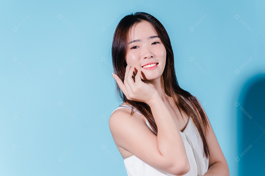 Mulher de beleza asiática encantadora segura protetor solar