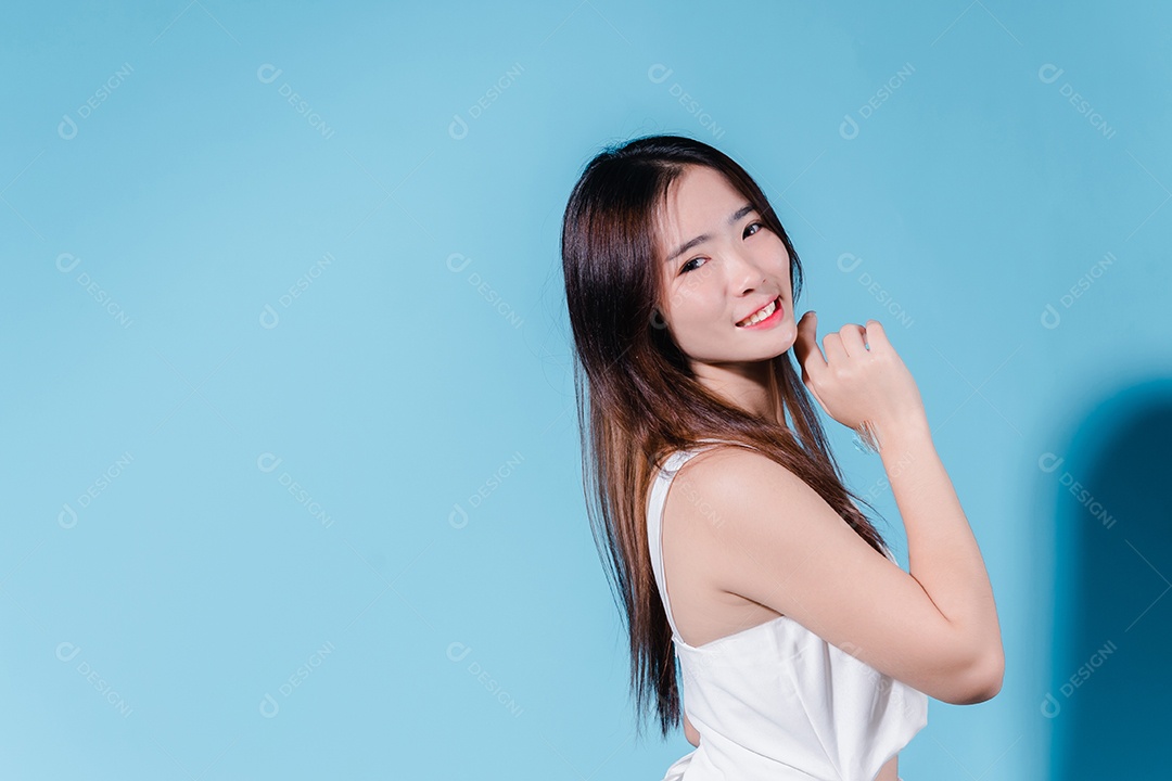 Mulher de beleza asiática encantadora segura protetor solar