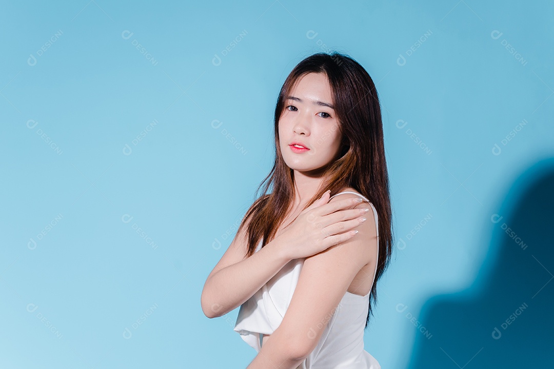 Mulher de beleza asiática encantadora segura protetor solar