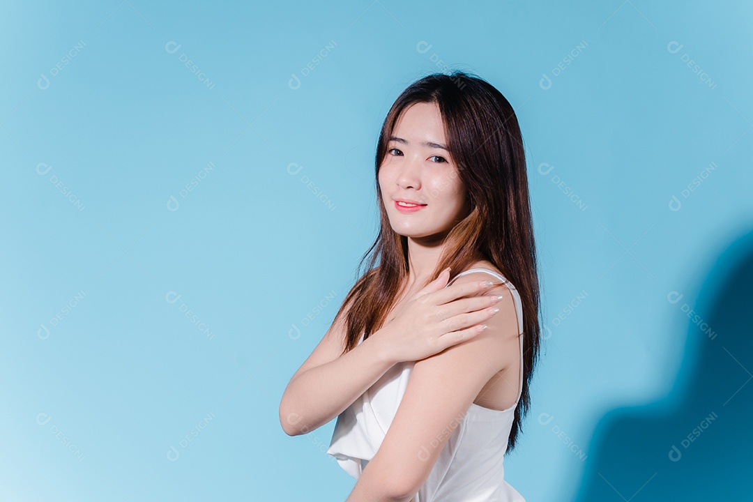 Mulher de beleza asiática encantadora segura protetor solar