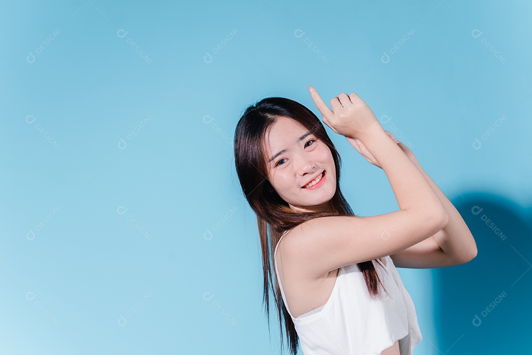 Mulher de beleza asiática encantadora segura protetor solar