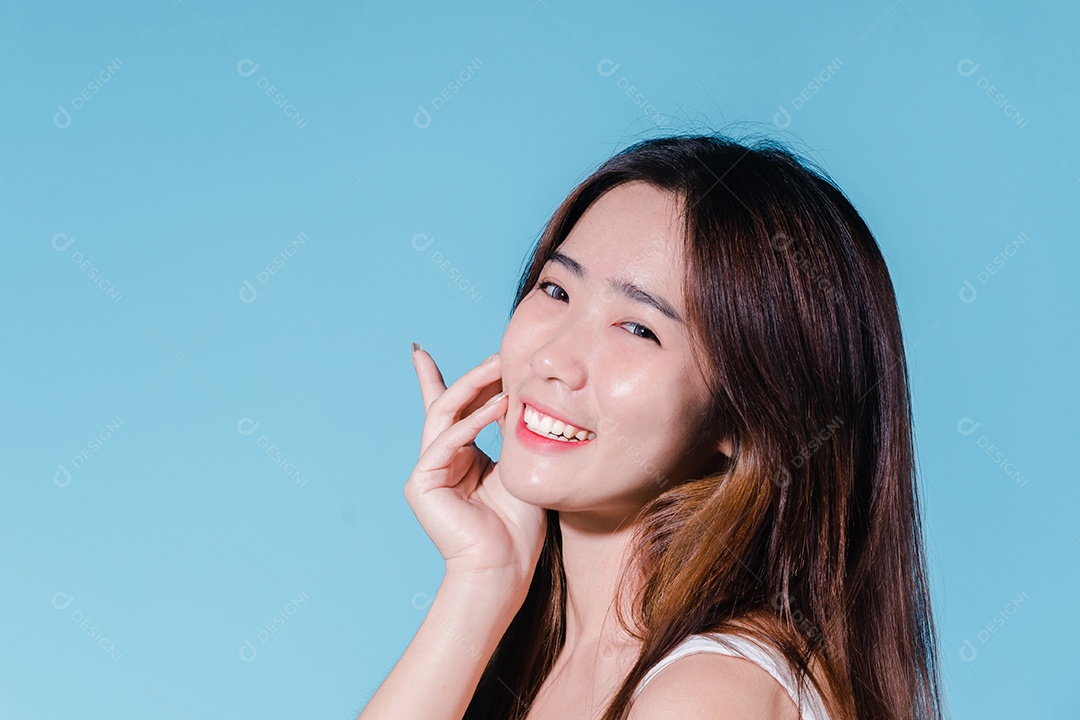 Mulher de beleza asiática encantadora segura protetor solar